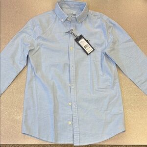 Boys Vineyard Vines solid Oxford button down. Medium